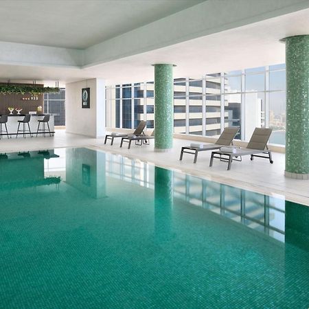 Element By Westin West Bay Doha 호텔 외부 사진 The swimming pool at the hotel