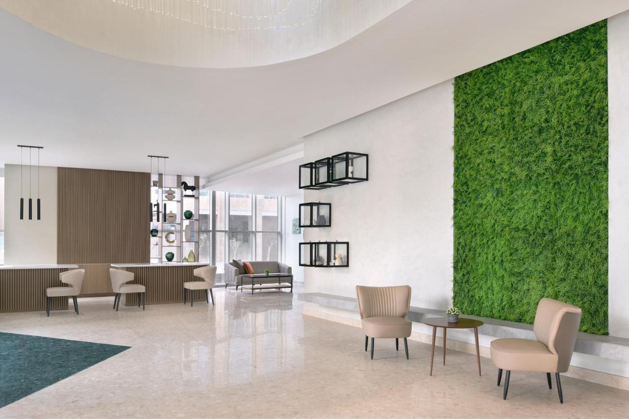 Element By Westin West Bay Doha 호텔 외부 사진 A green wall in a hotel lobby