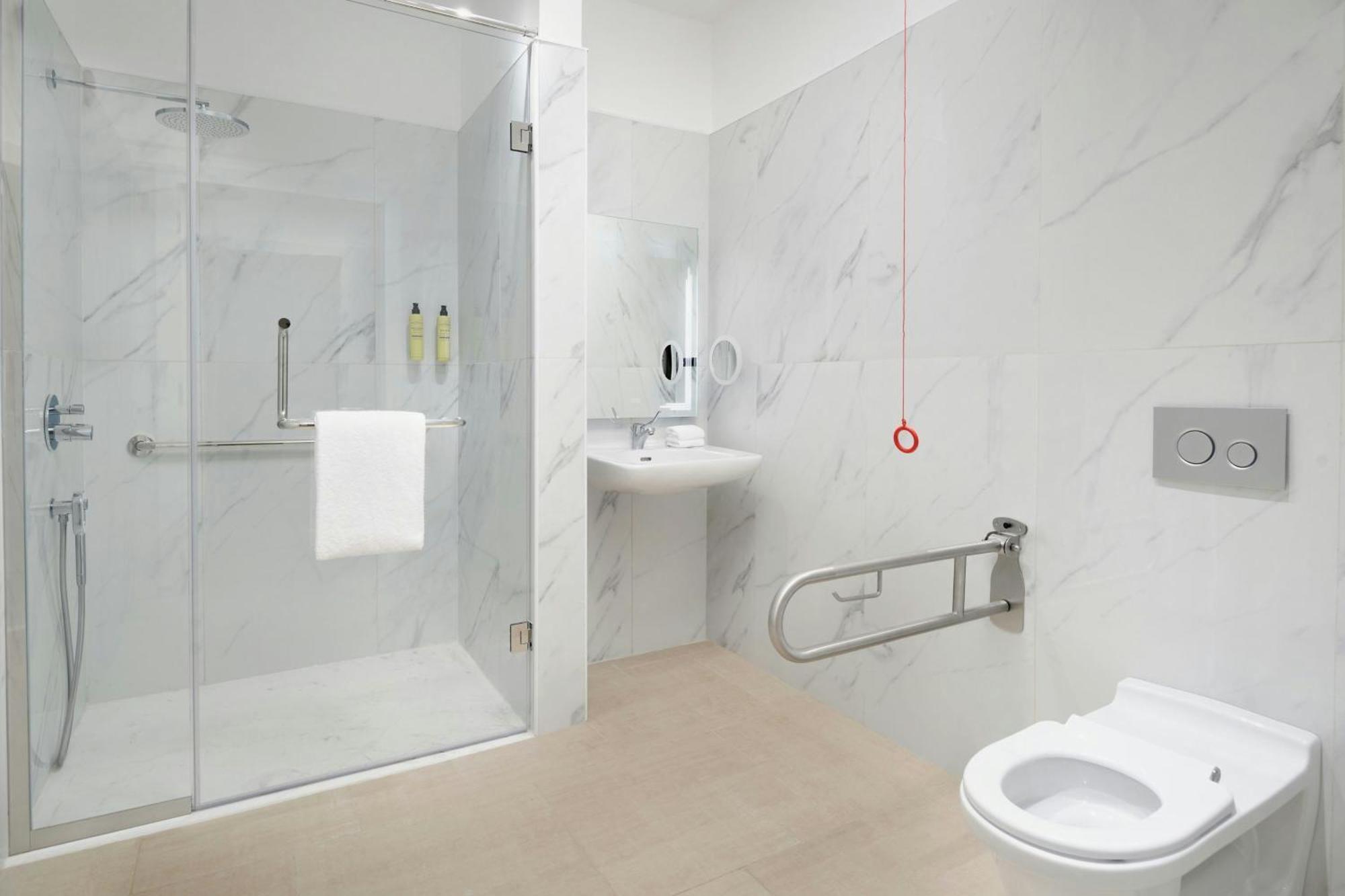 Element By Westin West Bay Doha 호텔 외부 사진 A wet room